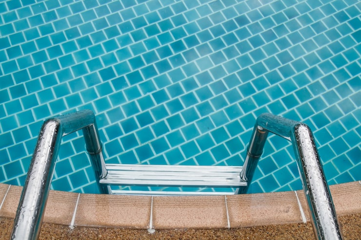 Pool cage cleaning